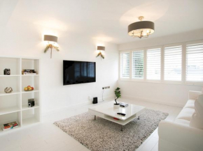 Pass the Keys Luxurious Home for 7 Guests with Private Driveway